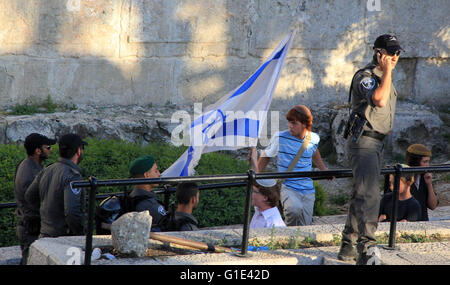 Gerusalemme, Gerusalemme, Territorio palestinese. Il 12 maggio 2016. Forze di sicurezza israeliane stand garud davanti di coloni ebrei nei pressi di Porta di Damasco, un ingresso principale a Gerusalemme la città vecchia a Maggio 12, 2016 © Mahfouz Abu Turk/immagini APA/ZUMA filo/Alamy Live News Foto Stock