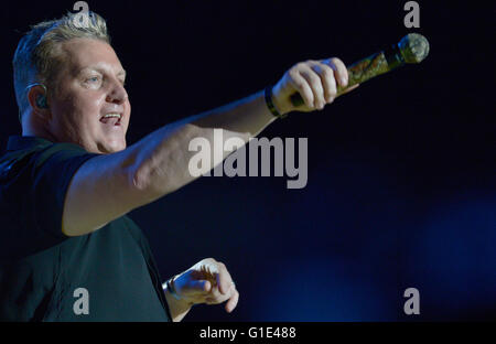 Orlando, Florida, Stati Uniti d'America. Il 12 maggio 2016. Gary LeVox suona con un gruppo di paesi Rascal Flatts durante la cerimonia di chiusura del 2016 Invictus giochi presso la ESPN Wide World of Sports Complex di Orlando, in Florida, il 12 maggio 2016. Credito: Paul Hennessy/Alamy Live News Foto Stock