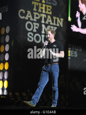 Orlando, Florida, Stati Uniti d'America. Il 12 maggio 2016. La Gran Bretagna è il principe Harry affronta il pubblico durante la cerimonia di chiusura del 2016 Invictus giochi presso la ESPN Wide World of Sports Complex di Orlando, in Florida, il 12 maggio 2016. Credito: Paul Hennessy/Alamy Live News Foto Stock