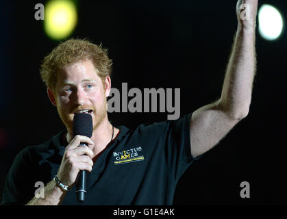 Orlando, Florida, Stati Uniti d'America. Il 12 maggio 2016. La Gran Bretagna è il principe Harry affronta il pubblico durante la cerimonia di chiusura del 2016 Invictus giochi presso la ESPN Wide World of Sports Complex di Orlando, in Florida, il 12 maggio 2016. Credito: Paul Hennessy/Alamy Live News Foto Stock