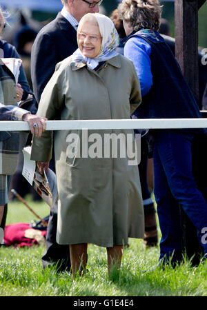 Windsor, Regno Unito. 13 Maggio, 2016. Sua Maestà la Regina Elisabetta I membri di famiglie reale inglese frequentare il Royal Windsor Horse Show, si svolge nel terreno privato del Castello di Windsor. Credito: dpa picture alliance/Alamy Live News Foto Stock