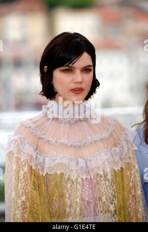 Cannes, Francia. 13 Maggio, 2016. L'attrice Soko assiste il photocall del ballerino durante la sessantanovesima annuale di Cannes Film Festival presso il Palais des Festivals a Cannes, Francia, il 13 maggio 2016. Credito: dpa picture alliance/Alamy Live News Foto Stock