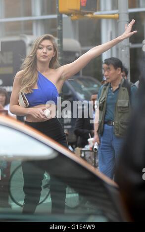 New York, NY, STATI UNITI D'AMERICA. Il 12 maggio 2016. Gigi Hadid fuori e circa per celebrità Candids - gio, New York, NY Maggio 12, 2016. © Kristin Callahan/Everett raccolta/Alamy Live News Foto Stock