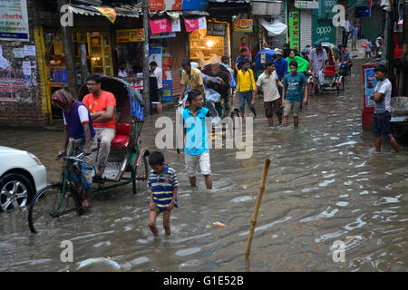 Dacca in Bangladesh. 13 Maggio, 2016. Veicoli tentano la guida e i cittadini sono a piedi attraverso il allagato strade di Dhaka in Bangladesh. Il 1 settembre 2015 monsone pesante acquazzone causato estreme inondazioni nella maggior parte delle aree della città di Dhaka, Bangladesh. Le strade sono state sommerse rendere il viaggio lento e dannosa. Credito: Mamunur Rashid/Alamy Live News Foto Stock