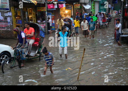 Dacca in Bangladesh. 13 Maggio, 2016. Veicoli tentano la guida e i cittadini sono a piedi attraverso il allagato strade di Dhaka in Bangladesh. Il 1 settembre 2015 monsone pesante acquazzone causato estreme inondazioni nella maggior parte delle aree della città di Dhaka, Bangladesh. Le strade sono state sommerse rendere il viaggio lento e dannosa. Credito: Mamunur Rashid/Alamy Live News Foto Stock