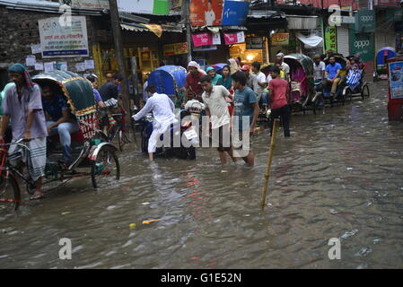 Dacca in Bangladesh. 13 Maggio, 2016. Veicoli tentano la guida e i cittadini sono a piedi attraverso il allagato strade di Dhaka in Bangladesh. Il 1 settembre 2015 monsone pesante acquazzone causato estreme inondazioni nella maggior parte delle aree della città di Dhaka, Bangladesh. Le strade sono state sommerse rendere il viaggio lento e dannosa. Credito: Mamunur Rashid/Alamy Live News Foto Stock