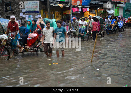 Dacca in Bangladesh. 13 Maggio, 2016. Veicoli tentano la guida e i cittadini sono a piedi attraverso il allagato strade di Dhaka in Bangladesh. Il 1 settembre 2015 monsone pesante acquazzone causato estreme inondazioni nella maggior parte delle aree della città di Dhaka, Bangladesh. Le strade sono state sommerse rendere il viaggio lento e dannosa. Credito: Mamunur Rashid/Alamy Live News Foto Stock