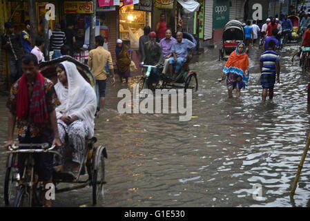 Dacca in Bangladesh. 13 Maggio, 2016. Veicoli tentano la guida e i cittadini sono a piedi attraverso il allagato strade di Dhaka in Bangladesh. Il 1 settembre 2015 monsone pesante acquazzone causato estreme inondazioni nella maggior parte delle aree della città di Dhaka, Bangladesh. Le strade sono state sommerse rendere il viaggio lento e dannosa. Credito: Mamunur Rashid/Alamy Live News Foto Stock