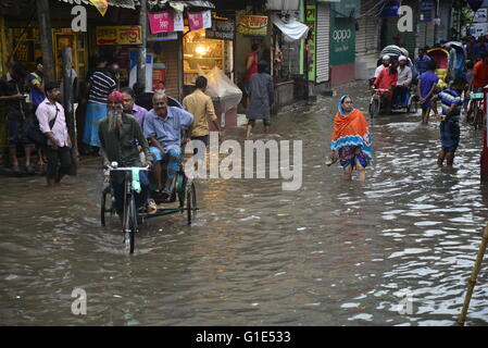 Dacca in Bangladesh. 13 Maggio, 2016. Veicoli tentano la guida e i cittadini sono a piedi attraverso il allagato strade di Dhaka in Bangladesh. Il 1 settembre 2015 monsone pesante acquazzone causato estreme inondazioni nella maggior parte delle aree della città di Dhaka, Bangladesh. Le strade sono state sommerse rendere il viaggio lento e dannosa. Credito: Mamunur Rashid/Alamy Live News Foto Stock