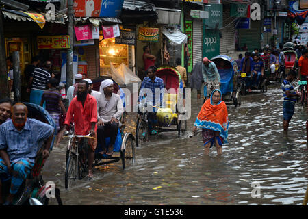 Dacca in Bangladesh. 13 Maggio, 2016. Veicoli tentano la guida e i cittadini sono a piedi attraverso il allagato strade di Dhaka in Bangladesh. Il 1 settembre 2015 monsone pesante acquazzone causato estreme inondazioni nella maggior parte delle aree della città di Dhaka, Bangladesh. Le strade sono state sommerse rendere il viaggio lento e dannosa. Credito: Mamunur Rashid/Alamy Live News Foto Stock