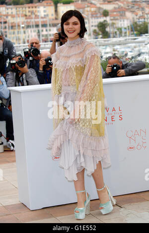 Cannes, Francia. 13 Maggio, 2016. L'attrice Soko assiste il photocall del ballerino durante la sessantanovesima annuale di Cannes Film Festival presso il Palais des Festivals a Cannes, Francia, il 13 maggio 2016. Credito: dpa picture alliance/Alamy Live News Foto Stock