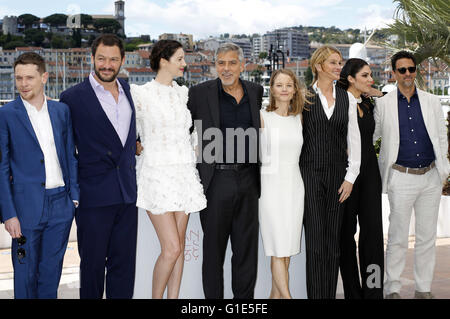 Jack O'Connell, Dominic West, Caitriona Balfe, George Clooney, Jodie Foster, Julia Roberts, Lara Alameddine e Grant Heslov presso il "denaro Monster' photocall durante la 69a Cannes Film Festival presso il Palais des Festivals il Maggio 12, 2016 | Verwendung weltweit Foto Stock