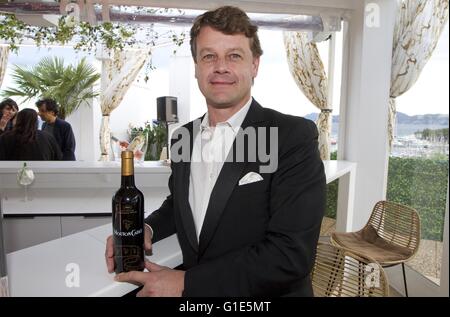 Cannes, Francia - 12 Maggio 2016: Hugues Lechanoine, CEO di Baron Philippe de Rothschild, S.A a Mouton Cadet Wine Bar | Apertura Verwendung weltweit Foto Stock