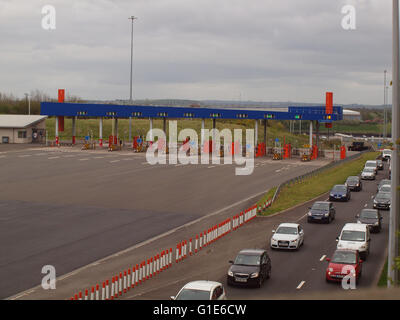 Newcastle Upon Tyne, 13 maggio 2016, UK News. Un escavatore su un caricatore basso in direzione sud urti a Burntisland metro rail bridge sulla A19 Tyne Tunnel Road in North Tyneside causando interruzioni di viaggio per i passeggeri dei treni e degli automobilisti. L ingresso del Tyne Tunnel sud completamente priva di traffico a causa dell'incidente ulteriore fino la carreggiata sud della A19 strada come il traffico sulla carreggiata nord dovesse arrestarsi quando si avvicinano al famigerato Silverlink rotatoria intersezione un miglio lungo la strada . Credito: James Walsh Alamy/Live News Foto Stock