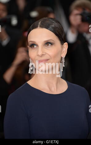 Cannes, Francia. 11 Maggio, 2016. CANNES, Francia - 13 Maggio: Juliette Binoche assiste il 'Smancanza Bay (Ma Loute)' premiere durante la sessantanovesima annuale di Cannes Film Festival presso il Palais des Festivals il 13 maggio 2016 a Cannes, © Federico Injimbert/ZUMA filo/Alamy Live News Foto Stock