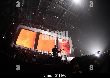 Liverpool, Merseyside, Regno Unito. 13 Maggio, 2016. Manic Street predicatori eseguire live a Liverpool Echo Arena su tutto deve andare il ventesimo anniversario Tour. Credito: Simon Newbury/Alamy Live News Foto Stock