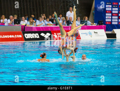 Aquatics Centre, Olympic Park, London, Regno Unito. 13 maggio 2016. Il team spagnolo eseguire una routine di difficile, con molti sostenitori in pubblico. Il team di Ucraina win gold con 94.000 punti complessivi, argento va in Italia con punti 91.2333 e bronzo per la Spagna con punti 89.6667 nel team di routine libero Nuoto sincronizzato finali. Credito: Imageplotter News e sport/Alamy Live News Foto Stock