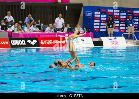 Aquatics Centre, Olympic Park, London, Regno Unito. Le donne italiane di eseguire un elegante e accattivante di routine. 13 maggio 2016. Il team di Ucraina win gold con 94.000 punti complessivi, argento va in Italia con punti 91.2333 e bronzo per la Spagna con punti 89.6667 nel team di routine libero Nuoto sincronizzato finali. Credito: Imageplotter News e sport/Alamy Live News Foto Stock