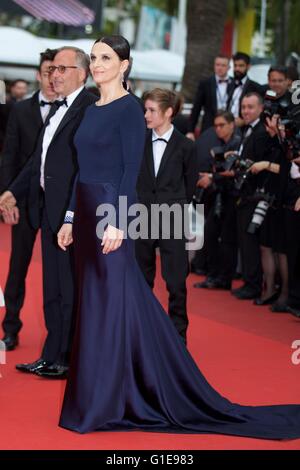 Cannes, Francia. 13 Maggio, 2016. Membro del cast Juliette Binoche pone sul tappeto rosso come lei arriva per lo screening per il film "Un loute' (Lasco Bay) alla sessantanovesima Cannes Film Festival di Cannes, Francia, 13 maggio 2016. Credito: Jin Yu/Xinhua/Alamy Live News Foto Stock