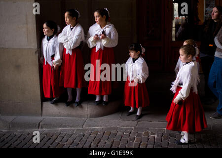 Barcellona, in Catalogna, Spagna. Il 9 febbraio, 2014. File immagine - un gruppo di ragazze, tradizionalmente condita per ballare, attendere ruotare all'interno di Barcellona il Consiglio della città di andare sul palco. In occasione della celebrazione della festa di Santa Eulalia (patrono della città con Santa Merce), il Catalano tradizioni sono detenute nelle strade di Barcellona. © Jordi Boixareu/ZUMA filo/Alamy Live News Foto Stock