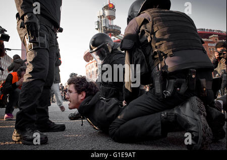 Barcellona, in Catalogna, Spagna. 4 Luglio, 2012. File ''ª immagine - arresto di un dimostratore dalla polizia durante la protesta degli studenti a Barcellona. © Jordi Boixareu/ZUMA filo/Alamy Live News Foto Stock