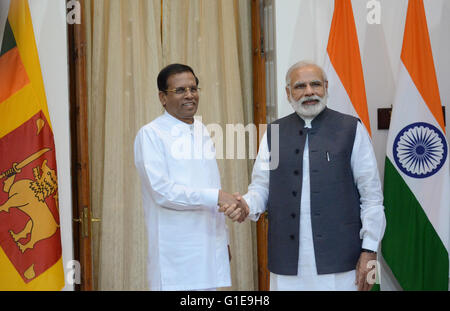 New Delhi, India. 13 Maggio, 2016. Primo Ministro indiano Narendra Modi (R) scuote le mani con la visita il presidente dello Sri Lanka Maithripala Sirisena prima del loro incontro a Hyderabad House di New Delhi, India, 13 maggio 2016. © Stringer/Xinhua/Alamy Live News Foto Stock