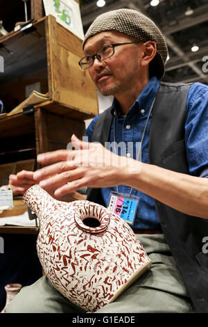 Tokyo, Giappone. 14 Maggio, 2016. La xliii Design Festa, il più grande festival di arte in Asia, comincia a Tokyo il Sabato, 14 maggio 2016, Tokyo, Giappone. Oltre 12.000 artisti presentano, acquistare e vendere il loro lavoro durante la manifestazione biennale che è considerata essere l'Asia più grande arte e spettacolo festival. Oltre 60.000 visitatori sono attesi alla manifestazione tenutasi il 14 maggio e 15 presso il Tokyo Big Sight. Credito: Rodrigo Reyes Marin/AFLO/Alamy Live News Foto Stock