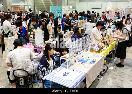 Tokyo, Giappone. 14 Maggio, 2016. La xliii Design Festa, il più grande festival di arte in Asia, comincia a Tokyo il Sabato, 14 maggio 2016, Tokyo, Giappone. Oltre 12.000 artisti presentano, acquistare e vendere il loro lavoro durante la manifestazione biennale che è considerata essere l'Asia più grande arte e spettacolo festival. Oltre 60.000 visitatori sono attesi alla manifestazione tenutasi il 14 maggio e 15 presso il Tokyo Big Sight. Credito: Rodrigo Reyes Marin/AFLO/Alamy Live News Foto Stock