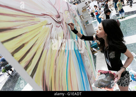 Tokyo, Giappone. 14 Maggio, 2016. La xliii Design Festa, il più grande festival di arte in Asia, comincia a Tokyo il Sabato, 14 maggio 2016, Tokyo, Giappone. Oltre 12.000 artisti presentano, acquistare e vendere il loro lavoro durante la manifestazione biennale che è considerata essere l'Asia più grande arte e spettacolo festival. Oltre 60.000 visitatori sono attesi alla manifestazione tenutasi il 14 maggio e 15 presso il Tokyo Big Sight. Credito: Rodrigo Reyes Marin/AFLO/Alamy Live News Foto Stock