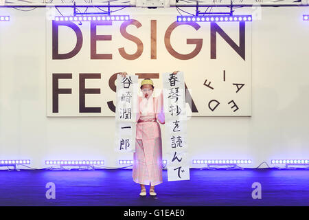 Tokyo, Giappone. 14 Maggio, 2016. La xliii Design Festa, il più grande festival di arte in Asia, comincia a Tokyo il Sabato, 14 maggio 2016, Tokyo, Giappone. Oltre 12.000 artisti presentano, acquistare e vendere il loro lavoro durante la manifestazione biennale che è considerata essere l'Asia più grande arte e spettacolo festival. Oltre 60.000 visitatori sono attesi alla manifestazione tenutasi il 14 maggio e 15 presso il Tokyo Big Sight. Credito: Rodrigo Reyes Marin/AFLO/Alamy Live News Foto Stock