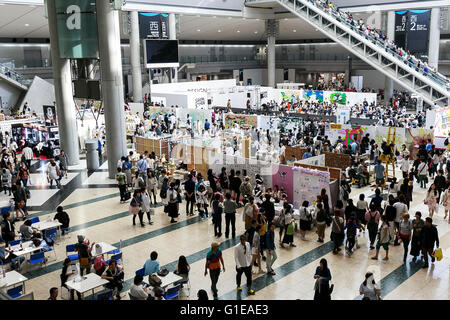 Tokyo, Giappone. 14 Maggio, 2016. La xliii Design Festa, il più grande festival di arte in Asia, comincia a Tokyo il Sabato, 14 maggio 2016, Tokyo, Giappone. Oltre 12.000 artisti presentano, acquistare e vendere il loro lavoro durante la manifestazione biennale che è considerata essere l'Asia più grande arte e spettacolo festival. Oltre 60.000 visitatori sono attesi alla manifestazione tenutasi il 14 maggio e 15 presso il Tokyo Big Sight. Credito: Rodrigo Reyes Marin/AFLO/Alamy Live News Foto Stock