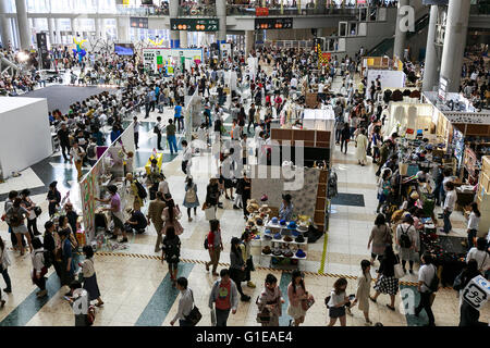 Tokyo, Giappone. 14 Maggio, 2016. La xliii Design Festa, il più grande festival di arte in Asia, comincia a Tokyo il Sabato, 14 maggio 2016, Tokyo, Giappone. Oltre 12.000 artisti presentano, acquistare e vendere il loro lavoro durante la manifestazione biennale che è considerata essere l'Asia più grande arte e spettacolo festival. Oltre 60.000 visitatori sono attesi alla manifestazione tenutasi il 14 maggio e 15 presso il Tokyo Big Sight. Credito: Rodrigo Reyes Marin/AFLO/Alamy Live News Foto Stock