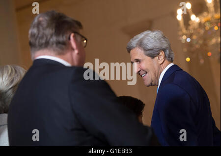 Stati Uniti Il segretario di Stato John Kerry colloqui con membri del governo degli Stati Uniti d'America e i paesi nordici delegazioni come presidente Barack Obama accoglie favorevolmente Nordic contee alla Casa Bianca di Washington, DC 13 maggio 2016. Obama ha accolto con favore l'Islanda il Primo Ministro Sigurdur Ingi Johannsson, Danimarca Primo Ministro Lars Lokke Rasmussen, Primo Ministro di Norvegia Erna Solberg, Svezia Primo Ministro Stefan Lofven e Finlandia Presidente Sauli Niinisto. Credito: Kevin Dietsch/Piscina via CNP - nessun filo SERVICE - Foto Stock