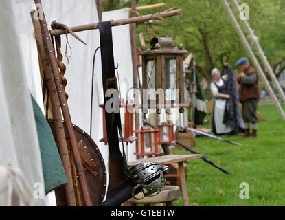 Halle, Germania. 14 Maggio, 2016. 'Living History' gruppi imitando un mercenario svedese camp dalla guerra dei trenta anni di fronte al Museo Statale per la Preistoria in Halle (Saale), Germania, 14 maggio 2016. Circa 50 donne in costume, uomini e bambini presenti il campo quotidiana vita durante la guerra dei trenta anni fino a domenica bianca (15 maggio). Foto: HENDRIK SCHMIDT/dpa Credito: dpa picture alliance/Alamy Live News Foto Stock