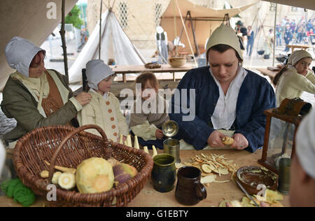 Halle, Germania. 14 Maggio, 2016. 'Living History' gruppi imitando un mercenario svedese camp dalla guerra dei trenta anni di fronte al Museo Statale per la Preistoria in Halle (Saale), Germania, 14 maggio 2016. Circa 50 donne in costume, uomini e bambini presenti il campo quotidiana vita durante la guerra dei trenta anni fino a domenica bianca (15 maggio). Foto: HENDRIK SCHMIDT/dpa Credito: dpa picture alliance/Alamy Live News Foto Stock