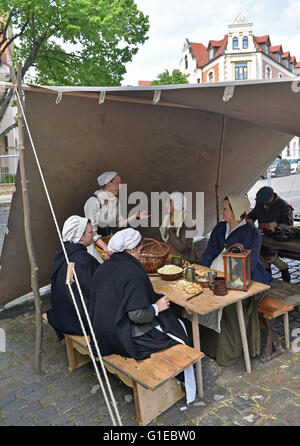 Halle, Germania. 14 Maggio, 2016. 'Living History' gruppi imitando un mercenario svedese camp dalla guerra dei trenta anni di fronte al Museo Statale per la Preistoria in Halle (Saale), Germania, 14 maggio 2016. Circa 50 donne in costume, uomini e bambini presenti il campo quotidiana vita durante la guerra dei trenta anni fino a domenica bianca (15 maggio). Foto: HENDRIK SCHMIDT/dpa Credito: dpa picture alliance/Alamy Live News Foto Stock