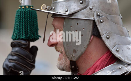 Halle, Germania. 14 Maggio, 2016. 'Living History' gruppi imitando un mercenario svedese camp dalla guerra dei trenta anni di fronte al Museo Statale per la Preistoria in Halle (Saale), Germania, 14 maggio 2016. Circa 50 donne in costume, uomini e bambini presenti il campo quotidiana vita durante la guerra dei trenta anni fino a domenica bianca (15 maggio). Foto: HENDRIK SCHMIDT/dpa Credito: dpa picture alliance/Alamy Live News Foto Stock