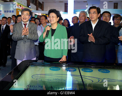 (160514) -- Pechino, 14 maggio 2016 (Xinhua) -- Chinese Vice Premier Liu Yandong (C, anteriore) dichiara aperta per il 2016 National Science and Technology Week a Pechino in Cina, 14 maggio 2016. Guo Jinlong (R, anteriore), un membro dell'ufficio politico del Partito Comunista della Cina (CPC) Comitato centrale e segretario del partito comunista di Pechino comitato comunale, anche hanno partecipato all'evento. (Xinhua/Ding Hai-tao) (zhs) Foto Stock