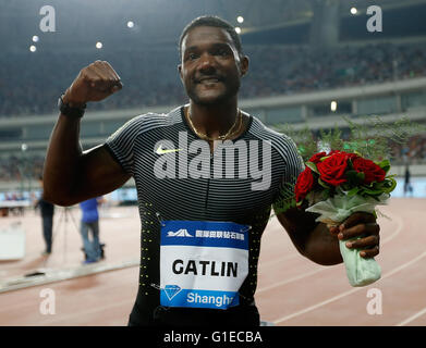 (160514) -- Shanghai, 14 maggio 2016(Xinhua) -- Justin Gatlin degli Stati Uniti celebra dopo Uomini 100m gara a 2016 IAAF Diamond League in Cina a Shanghai il 14 maggio 2016. Justin Gatlin rivendicato il titolo con 9,94 secondi. (Xinhua/Wang Lili) Foto Stock