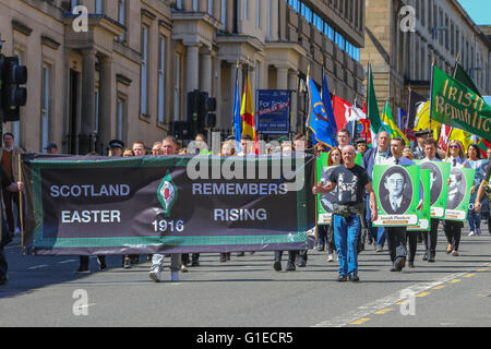 Glasgow, Scotland, Regno Unito. 14 Maggio, 2016. Più di 1000 membri e sostenitori di Cairde heireann Na, noto anche come "Amici dell' Irlanda ha sfilato attraverso il centro della città di Glasgow in ricordo del centesimo anniversario della pasqua levate in Irlanda e il trentacinquesimo anniversario di scioperi della fame di prigionieri repubblicana. Una simile marzo è prevista per il 11 giugno 2016 in modo da coincidere con la parata annuale dalla leale Orange Lodge (LOL) ed è visto da molti come polemico. Credito: Findlay/Alamy Live News Foto Stock