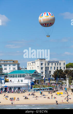 Bournemouth Dorset, Regno Unito 14 maggio 2016. Meteo REGNO UNITO: caldo pomeriggio soleggiato a Bournemouth come testa di visitatori al mare per rendere la maggior parte del sole a Bournemouth Beach. Credito: Carolyn Jenkins/Alamy Live News Foto Stock