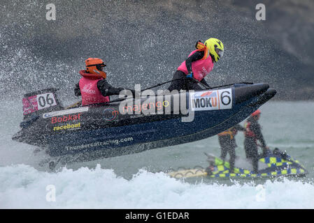 Fistral Beach;, Newquay Cornwall. 14 Maggio, 2016. Aderenaline spettacolare azione di battitura in ThunderCat Racing Championship. Fotografo: Gordon Scammell/Alamy Live News. Foto Stock