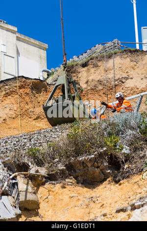 Bournemouth Dorset, Regno Unito 14 maggio 2016. Abseilers chiara detriti caduti a East Cliff dalla frana che ha distrutto il blocco servizi igienici e ascensori danneggiato il 24 aprile. Un alto gru mobile viene utilizzato per l'operazione. Credito: Carolyn Jenkins/Alamy Live News Foto Stock