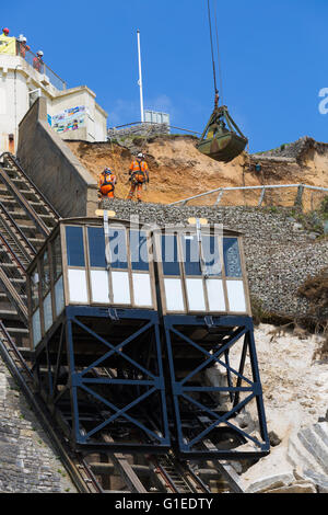 Bournemouth Dorset, Regno Unito 14 maggio 2016. Abseilers chiara detriti caduti a East Cliff dalla frana che ha distrutto il blocco servizi igienici e ascensori danneggiato il 24 aprile. Un alto gru mobile viene utilizzato per l'operazione. Credito: Carolyn Jenkins/Alamy Live News Foto Stock