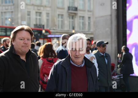 Londra, Regno Unito. 14 maggio 2016. Shaddow Cancelliere, John McDonnell MP, arriva a dare il suo sostegno come manifestanti blocco Piccadilly Circus. Credito: Marc Ward/Alamy Live News Foto Stock
