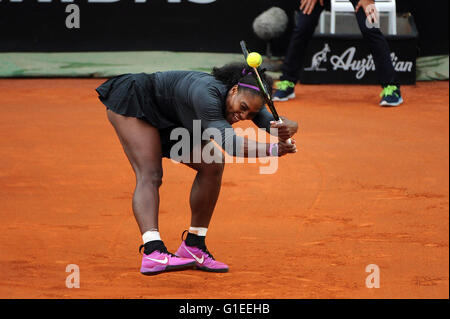 Roma, Italia. 14 Maggio, 2016. BNL d'Italia il torneo di tennis. Serena Williams (USA) versus Irina Camelia Begu (Rou.). Serena Williams come lei batte Begu da un punteggio di 6-4 6-1 per rendere la finale. Credito: Azione Sport Plus/Alamy Live News Foto Stock