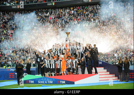 La Juventus Stadium, Torino, Italia. 14 Maggio, 2016. Di calcio della Serie A. La Juventus contro la Sampdoria. Giocatori della Juventus e VIP celebrano il loro quinto scudetto consecutivo Credito: Azione Sport Plus/Alamy Live News Foto Stock