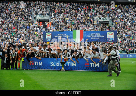 La Juventus Stadium, Torino, Italia. 14 Maggio, 2016. Di calcio della Serie A. La Juventus contro la Sampdoria. Giocatori della Juventus e VIP celebrano il loro quinto scudetto consecutivo Credito: Azione Sport Plus/Alamy Live News Foto Stock