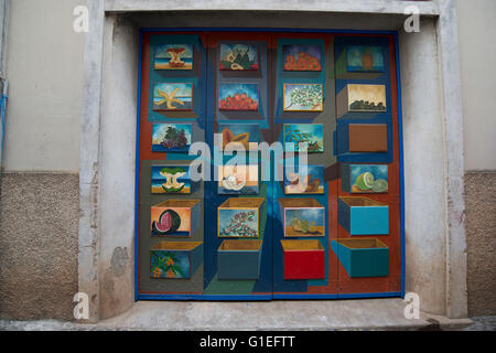 Porta Dipinta negli artisti' quartiere e città vecchia strada di Rua Santa Maria, Funchal, Madeira, Portogallo Foto Stock
