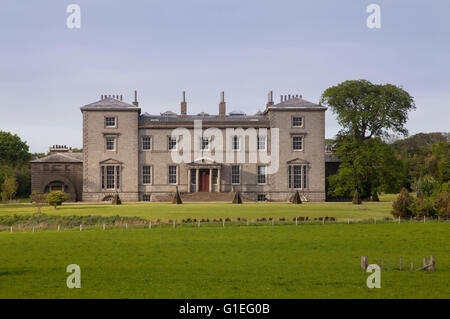 Cairness House, Fraserburgh, Aberdeenshire, Scozia. Vista dell'esterno del grand house e ampi giardini. Foto Stock